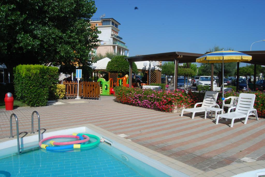 Hotel Perla เซนีกัลเลีย ภายนอก รูปภาพ